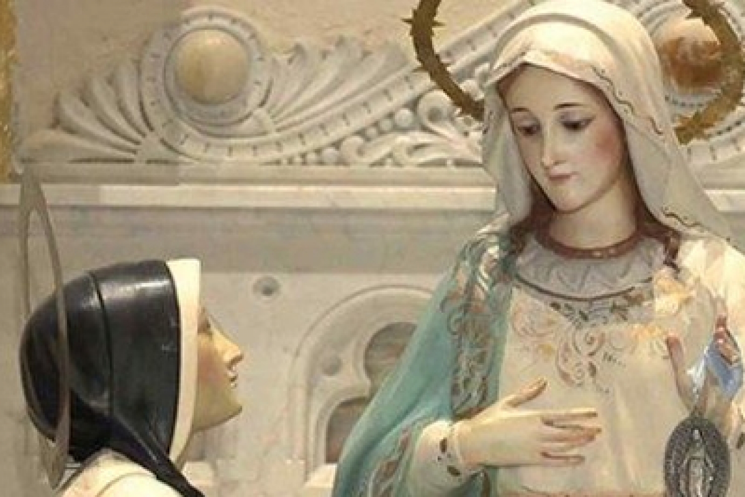 Pope blesses statue of Our Lady of the Miraculous Medal on pilgrimage.